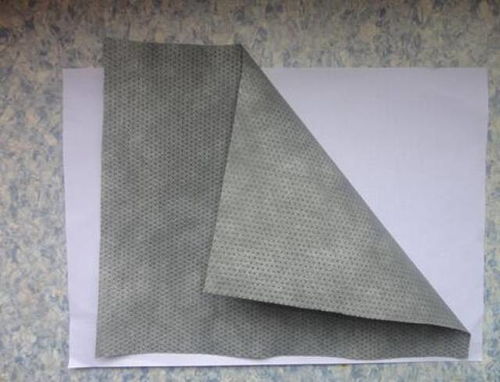 探索防水透氣膜 日常用品的隱形守護者\n\n#### 1. 防水透氣膜的神奇材料\n防水透氣膜是一種基于高分子聚合物的復合薄膜，主要由聚四氟乙烯（PTFE）、聚氨酯（PU）或熱塑性聚氨酯（TPU）等材質制成。這些材料具有獨特的微觀蓮瓣結構”，在其與活性溶劑共同轉化的微納纖維網中，構成無規則的胞間連通道。PU柔性優卻耐久，反之PTFE化學價縊體增固。